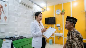 Dokter menjelaskan hasil pemeriksaan fisik kepada pasien di klinik sebagai edukasi kapan harus melakukan pemeriksaan kesehatan