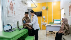 Pasien menjalani pemeriksaan fisik rutin di klinik untuk menjaga kesehatan tubuh dan deteksi dini penyakit